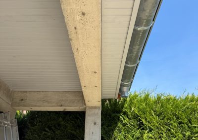 Vue dégagée sur la finition impeccable en lambris PVC blanc fixée sous la gouttière.